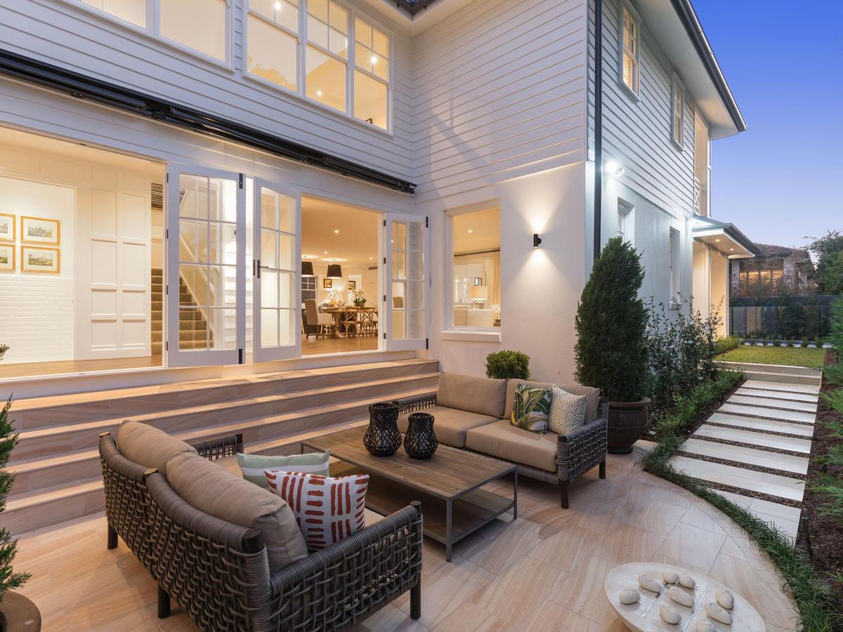 hamptons style outdoor area